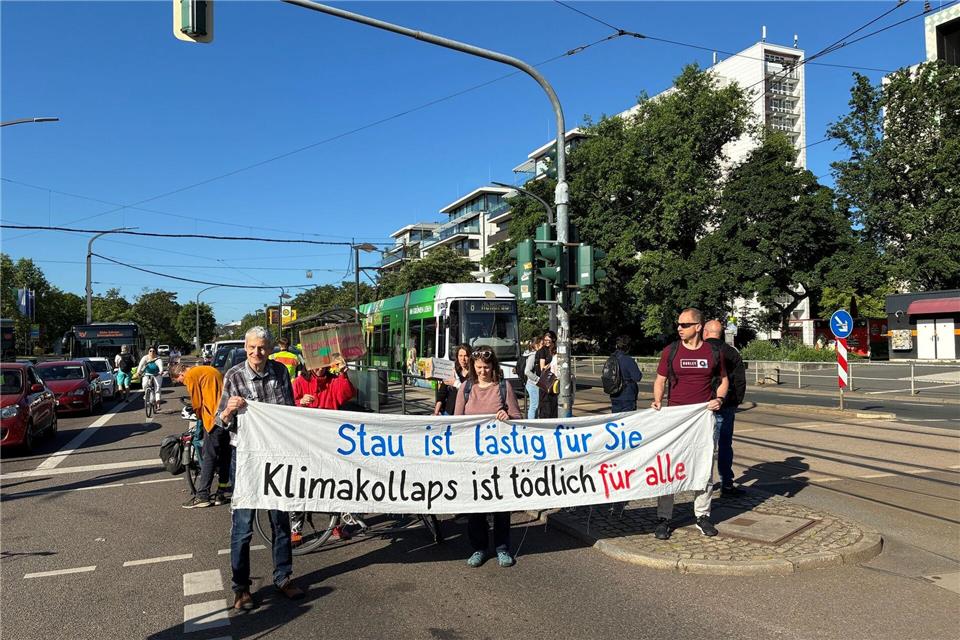 Aktivisten der Klimaschutzbewegung Extinction Rebellion haben mit einer Straßenblockade in Dresden erneut für eine Verkehrswende hin zu klimafreundlicher Mobilität demonstriert. Jörg Schurig/dpa-Zentralbild/dpa