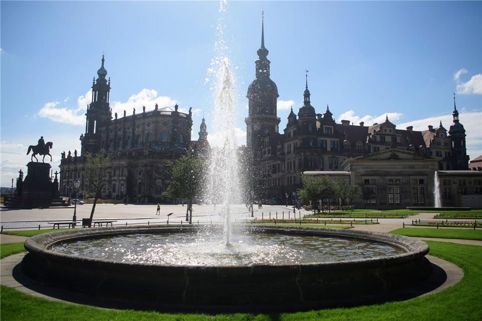 Aktivisten der Protestbewegung „Extinction Rebellion“ haben in Dresden und anderen Städten das Brunnenwasser grün gefärbt. (Archivbild)Robert Michael/dpa-Zentralbild/ZB