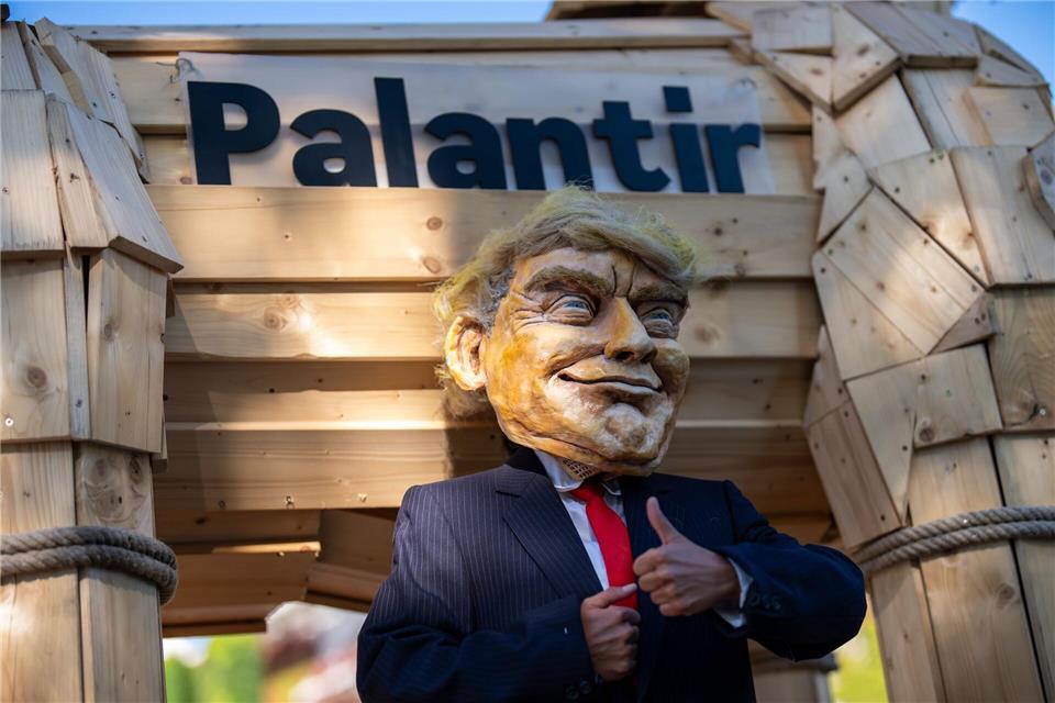 Aktivisten haben einst vor dem Bundeskanzleramt gegen die Polizeisoftware der US-Firma Palantir protestiert. (Archivbild) Michael Kappeler/dpa