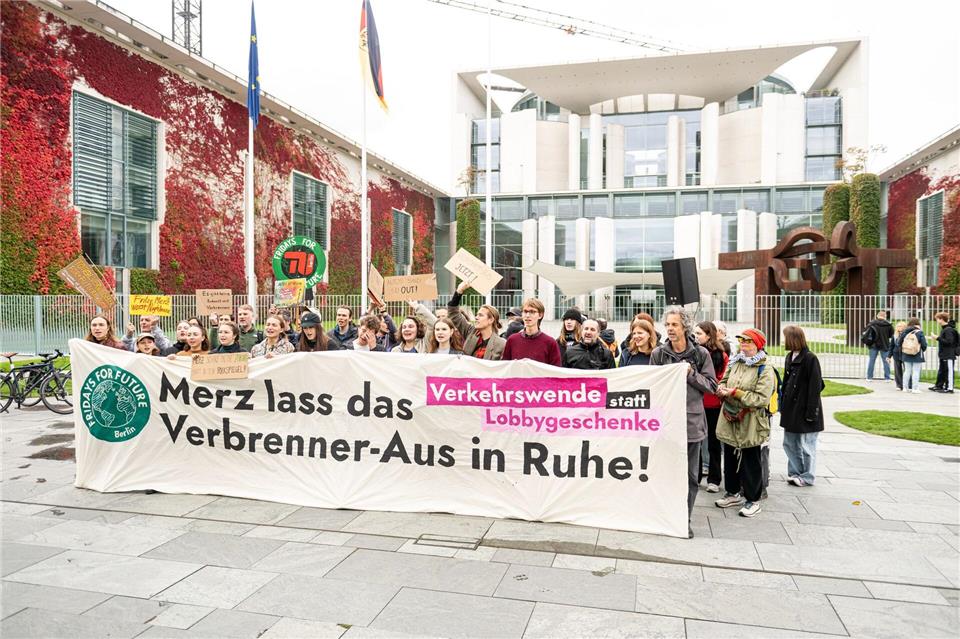 Aktionen vor dem Kanzleramt zum „Autogipfel“ Aktivisten halten bei einem Protest zum „Autogipfel“ der Regierung von Fridays for Future vor dem Kanzleramt ein Plakat.Fabian Sommer/dpa