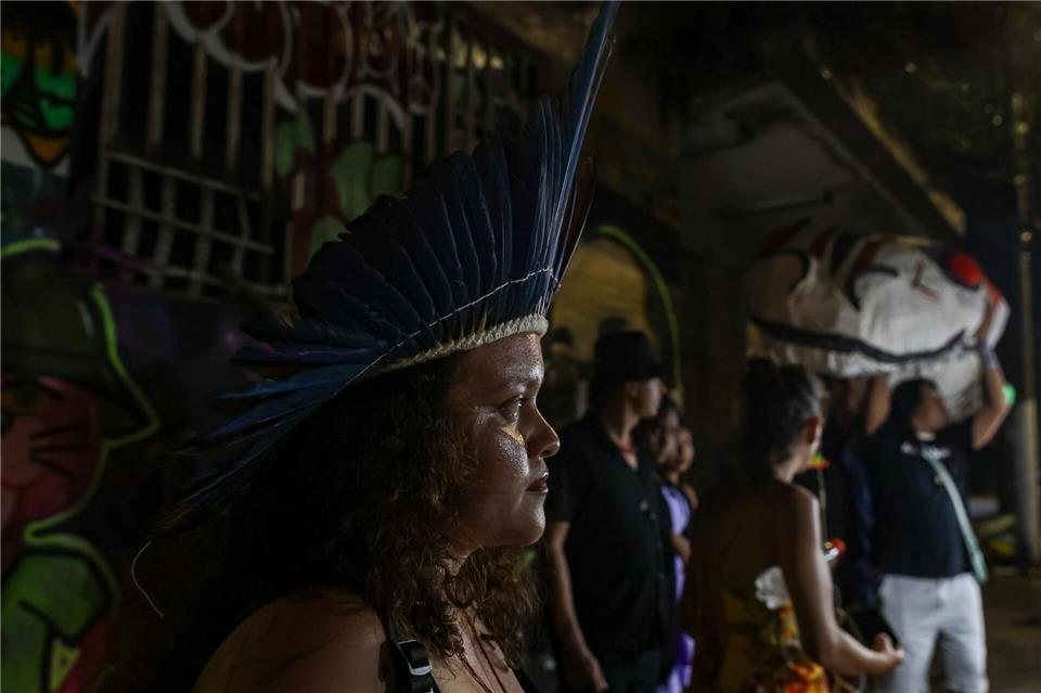 Aktivisten nehmen an einer Demonstration zur Verteidigung des Amazonasgebiets am Eröffnungstag der COP30 in Belem in Brasilien teil.Allison Sales/dpa