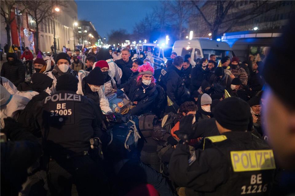 Aktivisten treffen bei einer Demonstration in Berlin mit der Polizei zusammen.Sebastian Christoph Gollnow/dpa