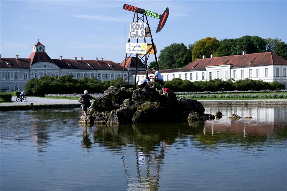 Aktivisten von Extinction Rebellion errichteten aus Protest gegen Gasbohrungen am Ammersee einen symbolischen Bohrturm vor Schloss Nymphenburg in München. Sven Hoppe/dpa