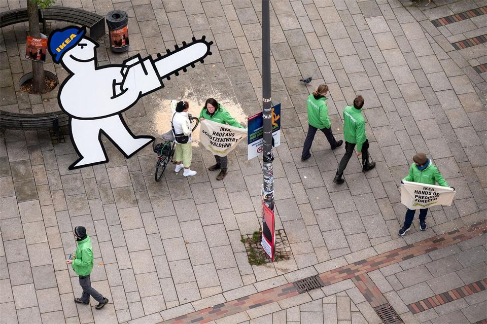 Aktivisten von Greenpeace stehen vor der Ikea-Filiale im Stadtteil Altona und protestieren gegen die vermeintliche Abholzung geschützter Wälder.Daniel Bockwoldt/dpa