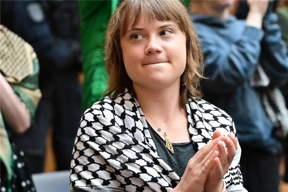 Aktivistin Greta Thunberg als Zuschauerin in einem Gerichtssaal in Stuttgart-Stammheim.Bernd Weißbrod/dpa