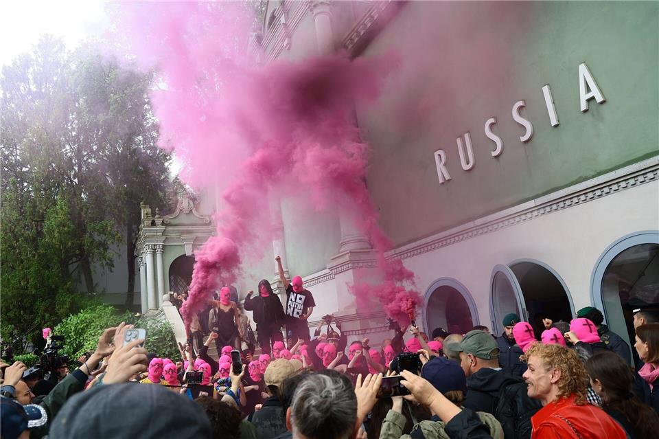Aktivistinnen von Pussy Riot und FEMEN veranstalten vor dem russischen Pavillon auf der Kunstbiennale eine Protestaktion gegen die Teilnahme Russlands.Matteo Chinellato/IPA via ZUMA Press/dpa