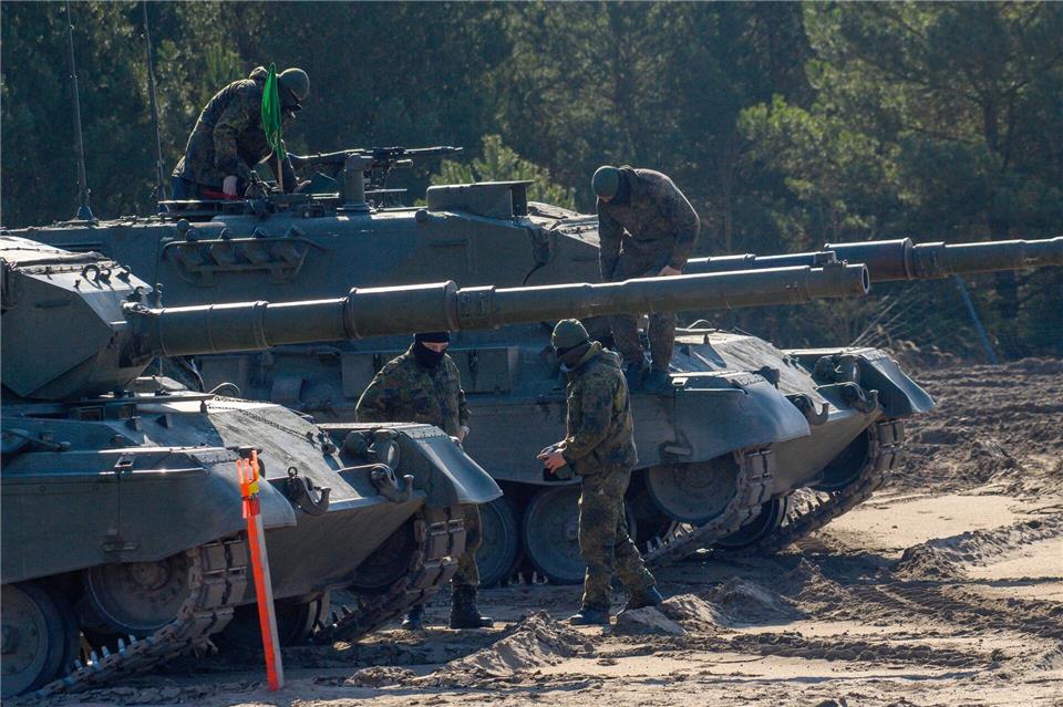 Aktuell bildet die Bundeswehr auf einem Truppenübungsplatz in Sachsen-Anhalt Ukrainer am Kampfpanzer Leopard 1A5 und dem Brückenlegepanzer Biber aus.Klaus-Dietmar Gabbert/dpa