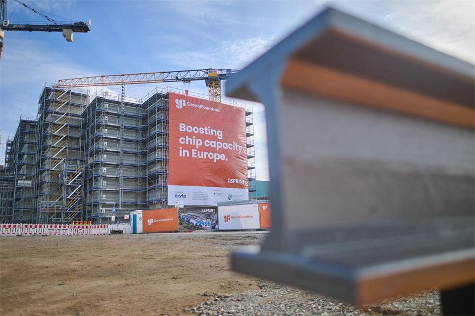 Aktuell erweitert Globalfoundries das Werk in Dresden um 5.000 Quadratmeter Reinraum- und Laborfläche. (Archivbild)Robert Michael/dpa