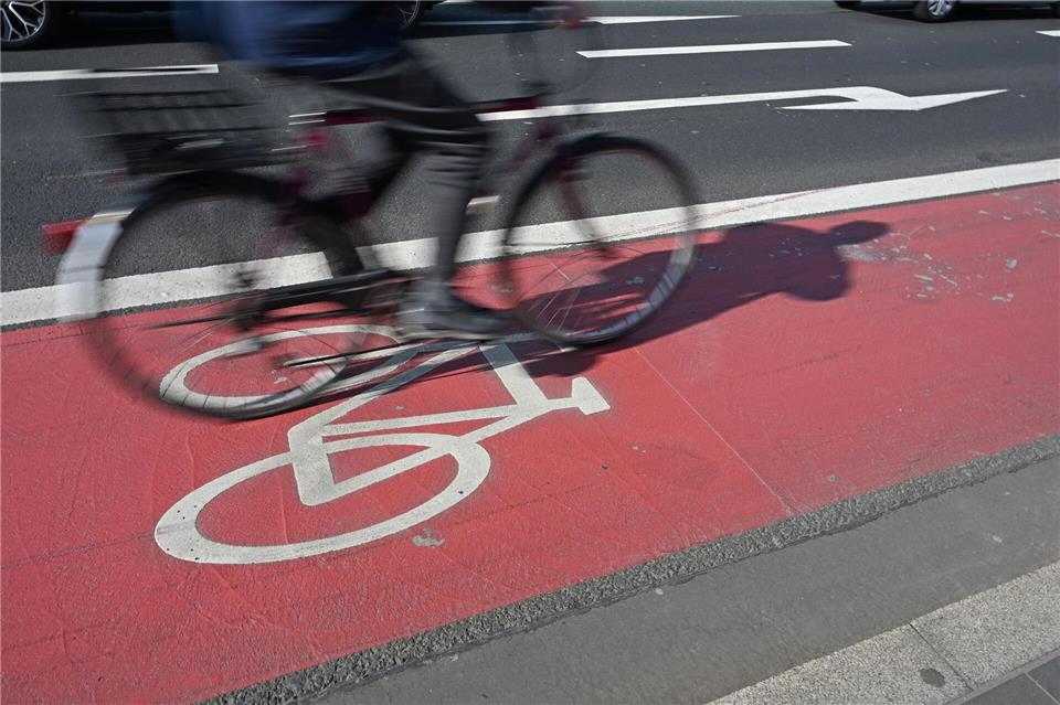 Aktuell haben nach Angaben der Grünen-Fraktion nur knapp zwölf Prozent der Landesstraßen in Hessen einen Radweg. (Archivbild)Michael Brandt/dpa