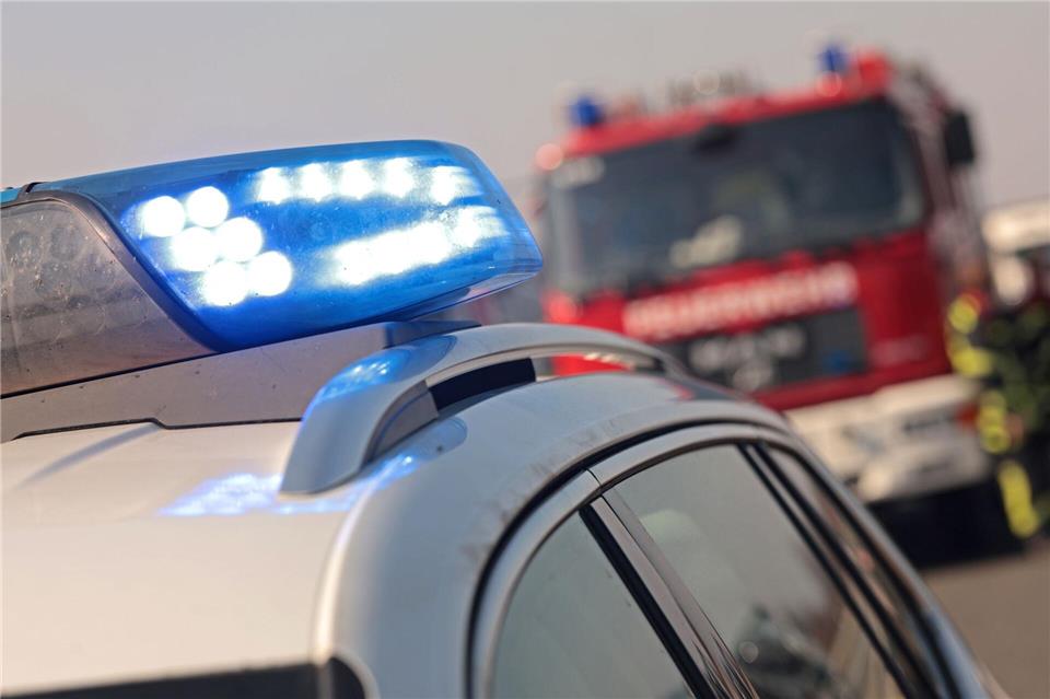 Aktuell ist die A5 gesperrt, Feuerwehr und Polizei sind im Einsatz. (Symbolbild)Matthias Bein/dpa