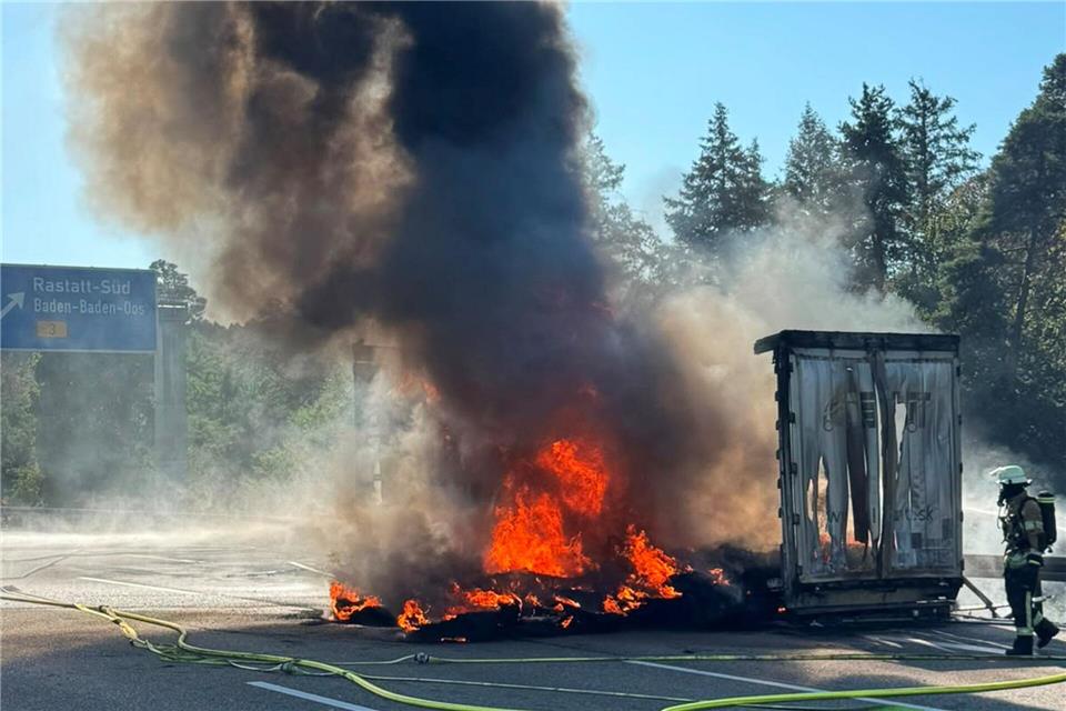 Aktuell ist die A5 gesperrt, Feuerwehr und Polizei sind im Einsatz.Sascha Mundy/Feuerwehr Baden-Baden/dpa