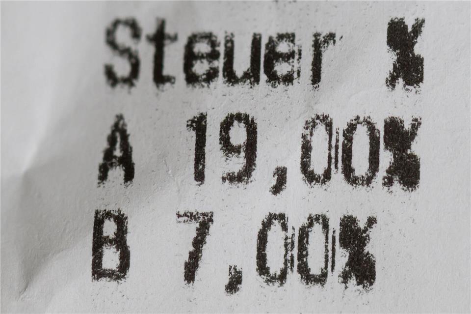 Aktuell liegt die Mehrwertsteuer für die meisten Produkte bei 19 Prozent. (Symbolbild)Hendrik Schmidt/dpa