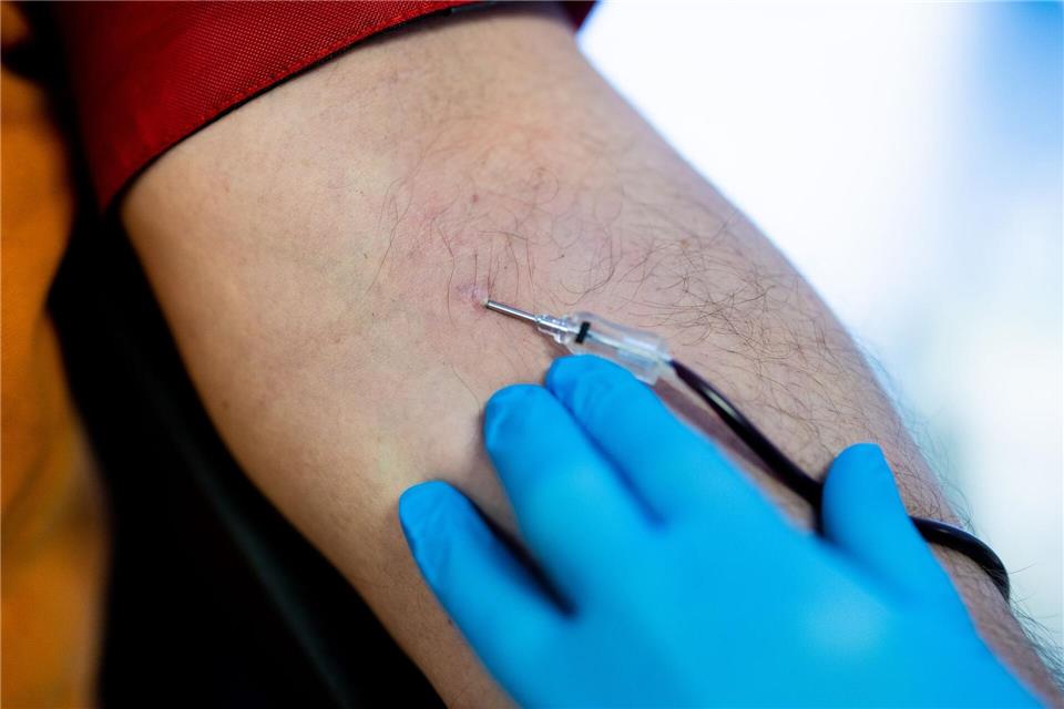 Aktuell reichen die Lagerbestände nur noch für eineinhalb Tage, warnt der DRK-Blutspendedienst West. (Archivbild)Rolf Vennenbernd/dpa