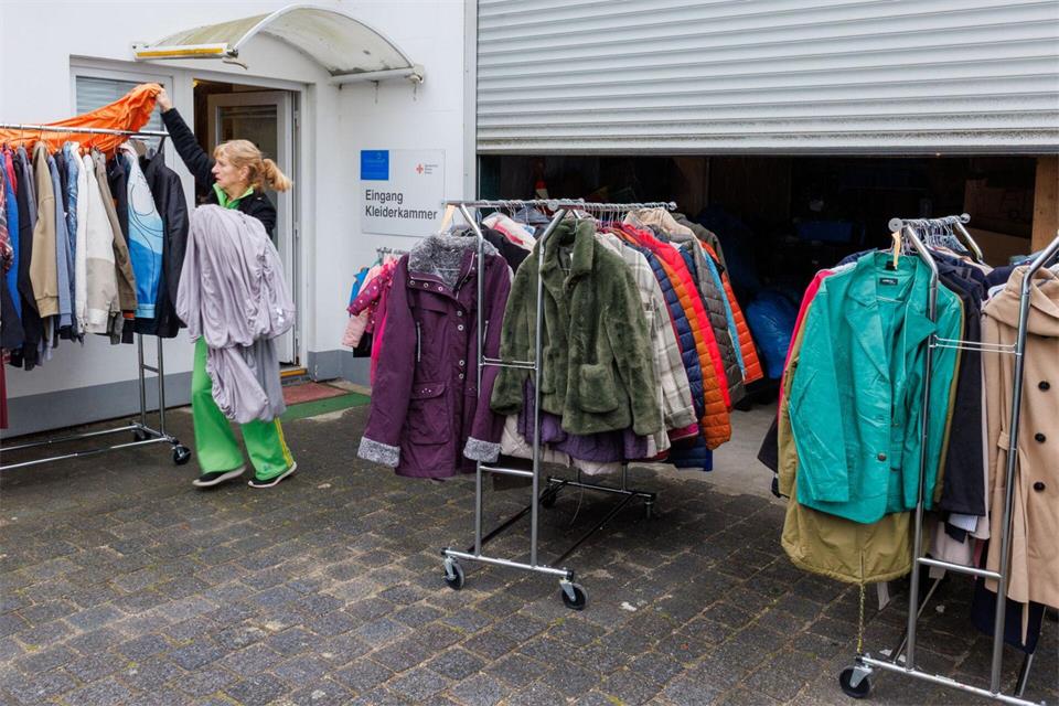 Aktuell werden beispielsweise Haushaltswäsche wie Handtücher, Bettwäsche und Gardinen gesucht. Jens Büttner/dpa