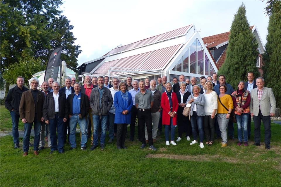 Aktuelle und ausgeschiedene Ratsmitglieder informierten sich über die Planungen und den Stand der Bauarbeiten für das neue Lieb&Wert -Natur.Park.Hotel in Raesfeld.