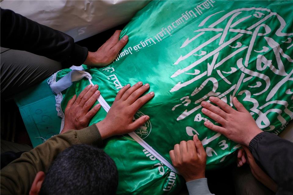 Al-Haddad, dessen Leichnam in eine Hamas-Flagge gehüllt war, galt als einer der Drahtzieher des Terrorangriffs vom 7. Oktober 2023.Jehad Alshrafi/AP/dpa