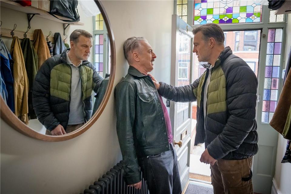 Alan Cumming (Leo) und David Morrissey (als sein aggressiver Nachbar Clive) in Episode 3 der Serie „Tip Toe“.---/Channel 4/HBO Max/dpa