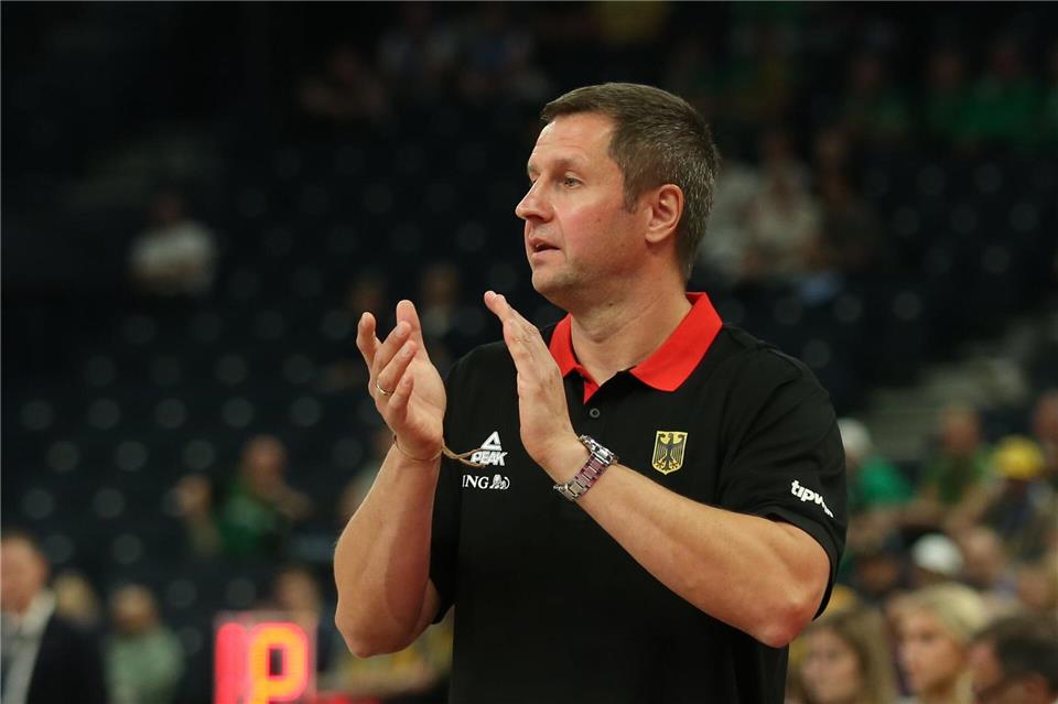 Alan Ibrahimagic applaudiert im Spiel.Matthias Stickel/dpa