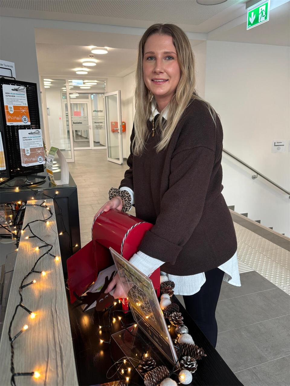 Alana Balke ist eigentlich für die Tourist-Info zuständig, beantwortet in der Weihnachtszeit aber auch Weihnachtspost.