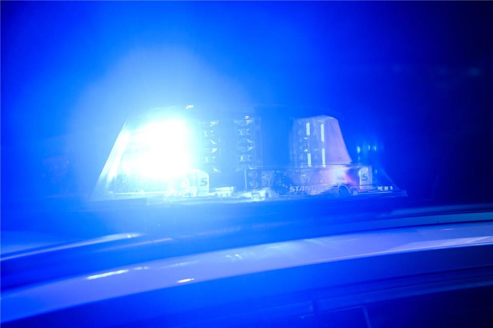 Alarm in Rostock: Polizeikräfte sicherten die Straßenbahn. (Symbolbild)Julian Stratenschulte/dpa