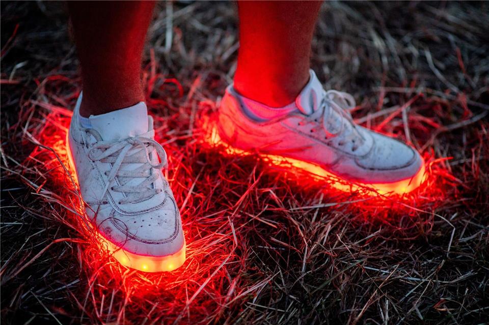 Alarmstufe Rot: Wenn Schuhe anfangen zu müffeln, helfen ein paar einfache Tricks. Aber auch schon vorher kann man etwas gegen unangenehmen Schuhgeruch tun.picture alliance/dpa