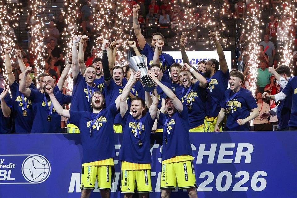 Alba Berlin feiert den großen Meister-Coup in München.Matthias Stickel/dpa