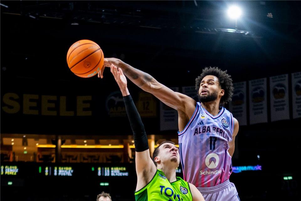 Alba-Center Norris Agbakoko hofft noch auf den Gruppensieg im Duell mit AthenJulius Frick/dpa