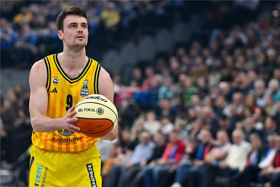 Alba-Kapitän Jonas Mattisseck freut sich über das Playoff-Ticket, mahnt aber auch mehr Konstanz an (Archivbild)Sven Hoppe/dpa