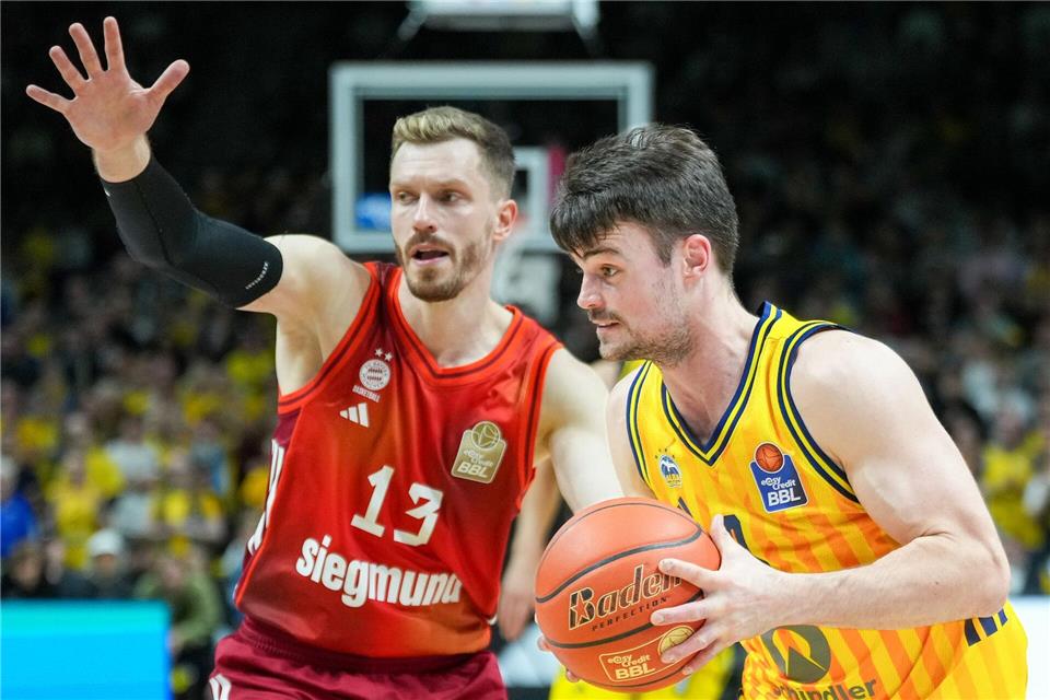 Alba Berlin gelingt Überraschung gegen Bayern München Alba-Kapitän Jonas Mattisseck mit Bayerns Nationalspieler Andreas ObstSoeren Stache/dpa