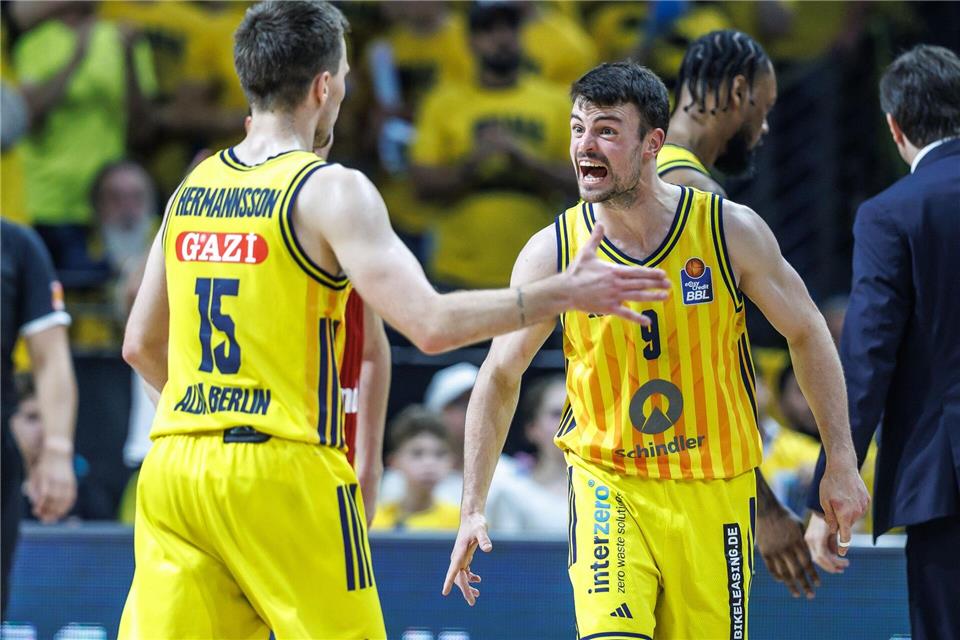 Alba-Kapitän Jonas Mattisseck schreit seine Freude im Duell mit den Bayern herausAndreas Gora/dpa