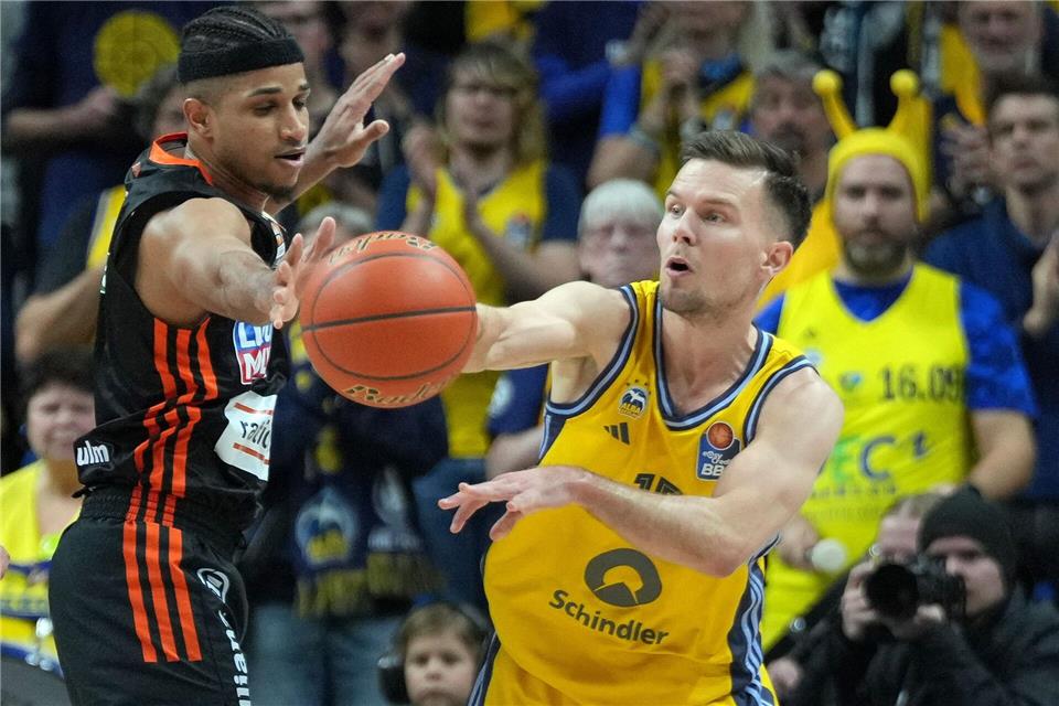 Alba-Kapitän Martin Hermannsson im Duell mit Ulms Alfonso PlummerSoeren Stache/dpa