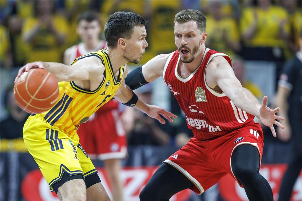 Alba-Spielmacher Martin Hermannsson im Duell mit Bayern-Scharfschütze Andreas Obst.Andreas Gora/dpa