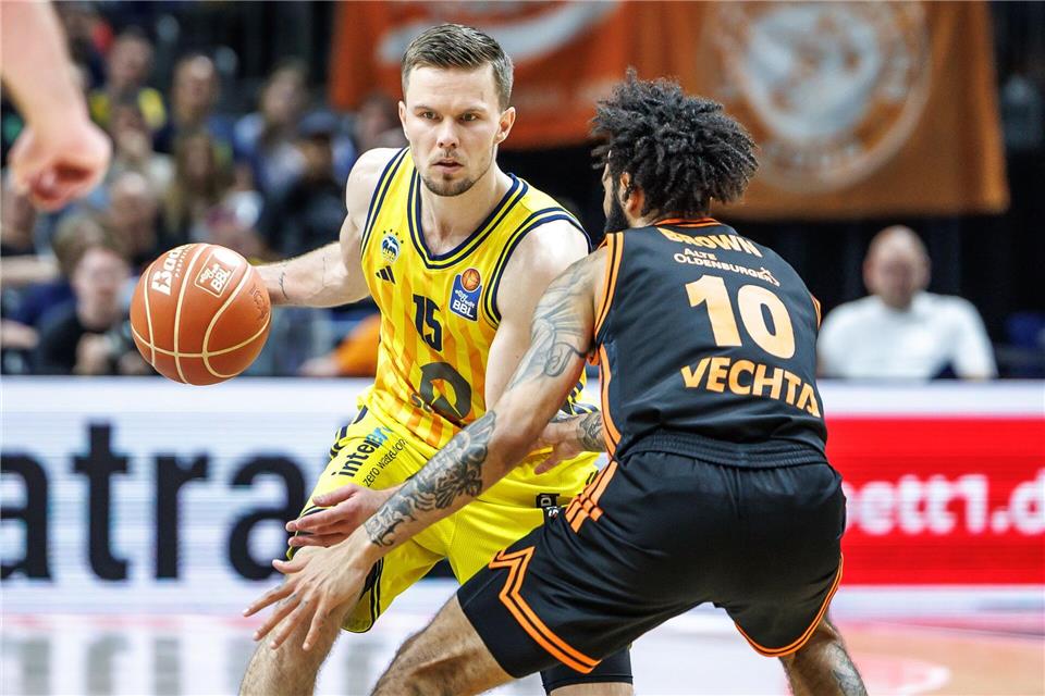Alba-Spielmacher Martin Hermannsson (l) sieht sein Team gegen Bamberg als Außenseiter.Andreas Gora/dpa