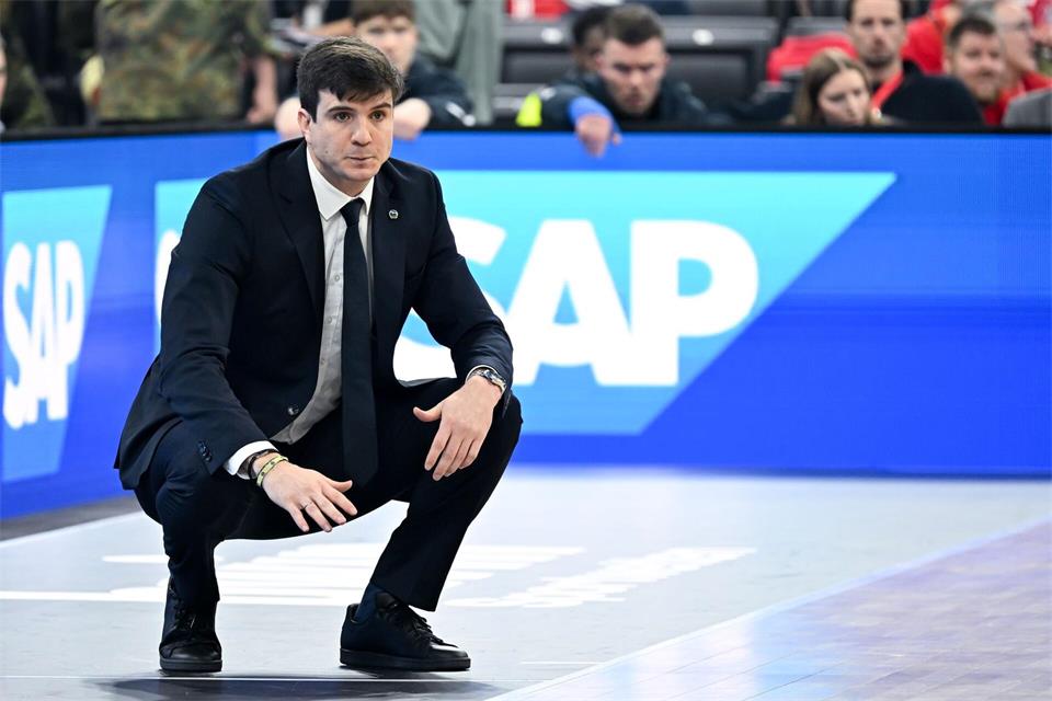 Alba-Trainer Pedro Calles bereitet sein Team auf die neue Saison vor (Archivbild)Sven Hoppe/dpa