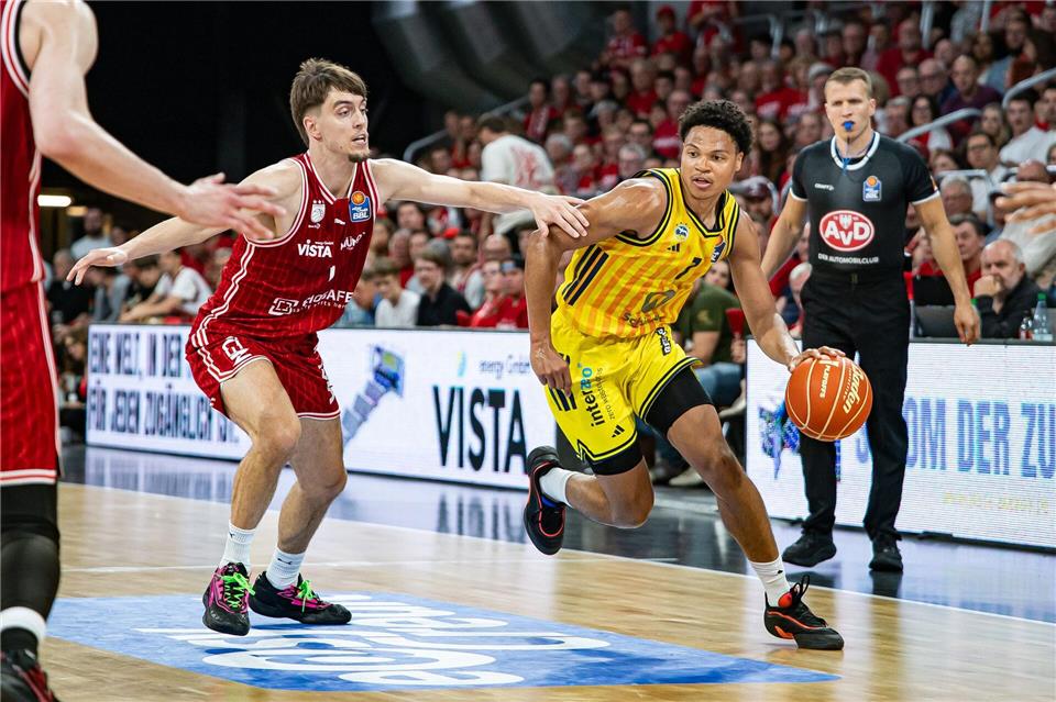 Alba-Youngster Jack Kayil im Duell mit Bambergs Zach EnsmingerDaniel Löb/dpa