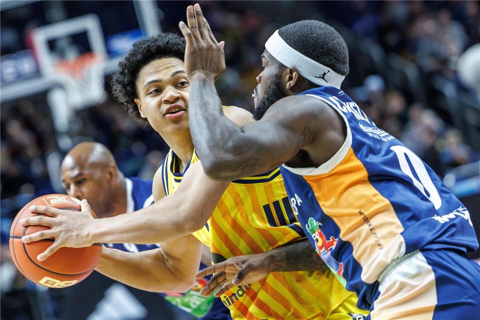 Alba-Youngster Jack Kayill im Duell mit Rostocks TJ CrockettAndreas Gora/dpa