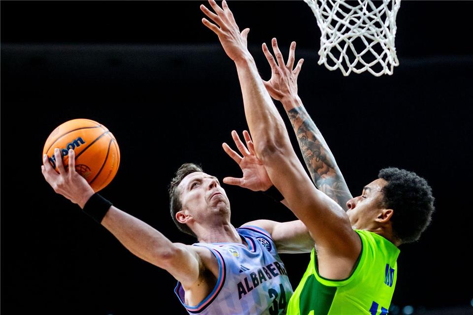 Albas Justin Bean setzt sich unter dem Korb durch.Julius Frick/dpa