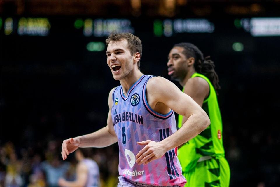 Albas Malte Delow bejubelt den vorzeitigen Viertelfinaleinzug gegen BursaJulius Frick/dpa