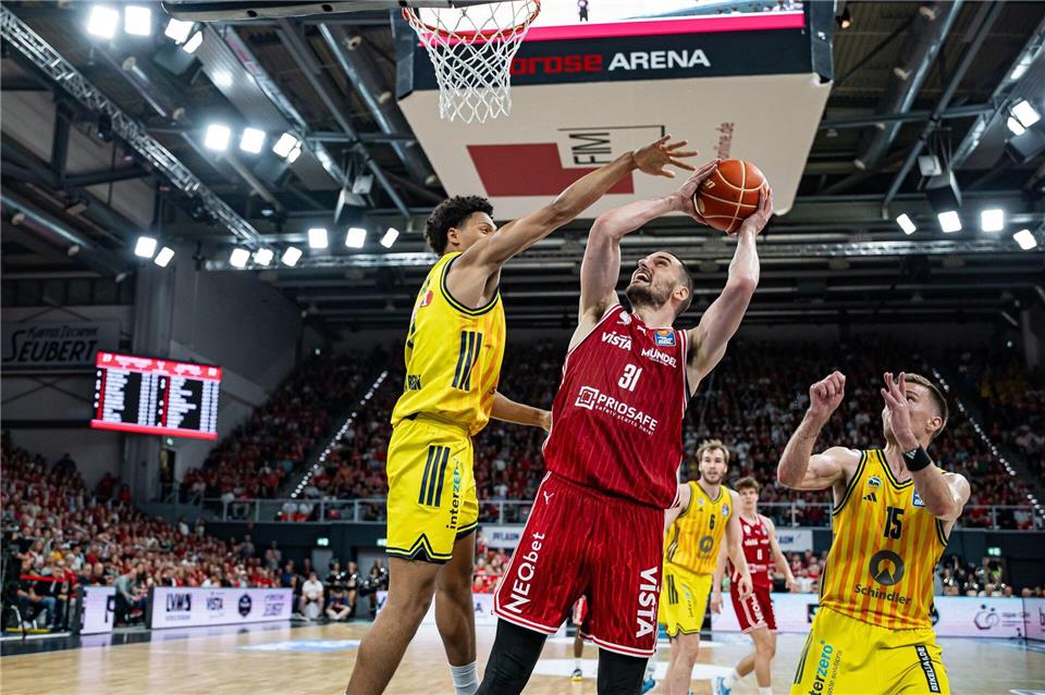 Albas Michael Rataj versucht Bambergs Daniel Keppeler unter dem Korb zu stoppenDaniel Löb/dpa