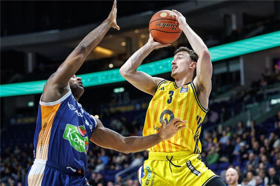 Albas Moses Wood steigt zum Wurf gegen Rostocks DeAndre Lansdowne hochAndreas Gora/dpa