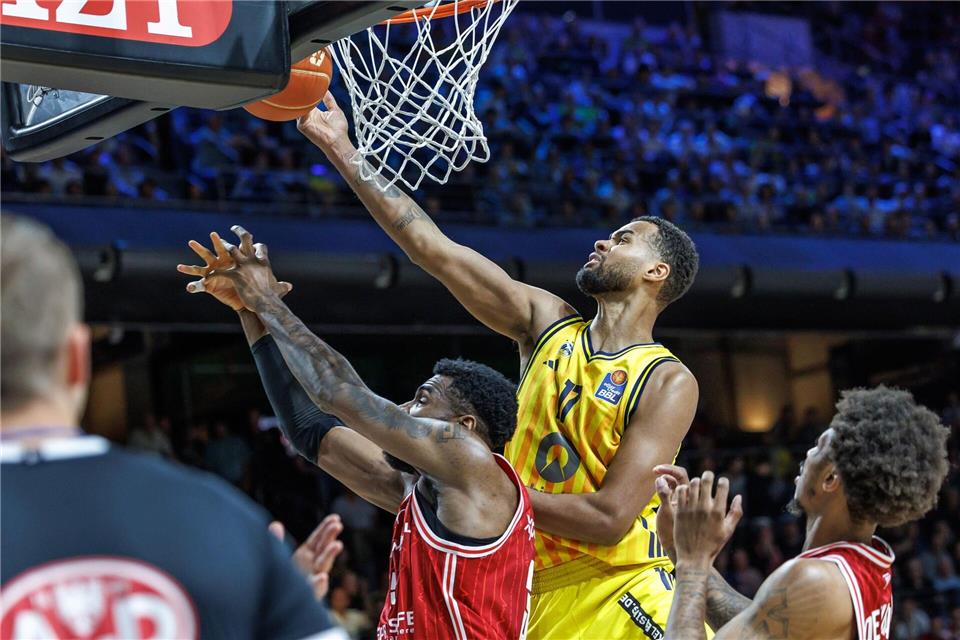 Albas Norris Agbakoko ist unter dem Korb eher am Ball als Bambergs EJ Onu.Andreas Gora/dpa