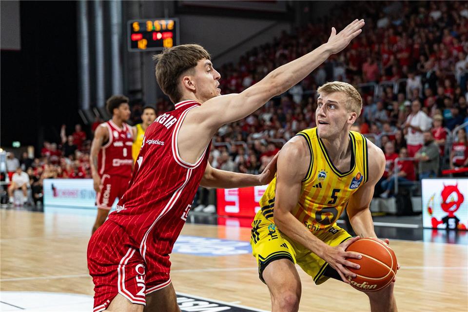 Albas Sam Griesel visiert gegen Bambergs Zach Ensminger den Korb an.Daniel Löb/dpa