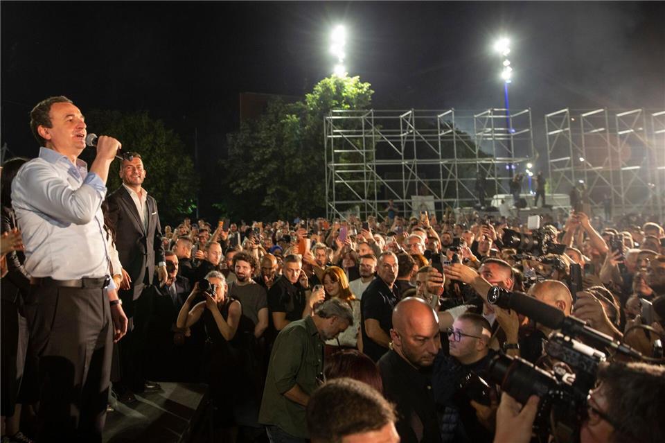 Albin Kurti spricht zu seinen Anhängern. Visar Kryeziu/AP/dpa
