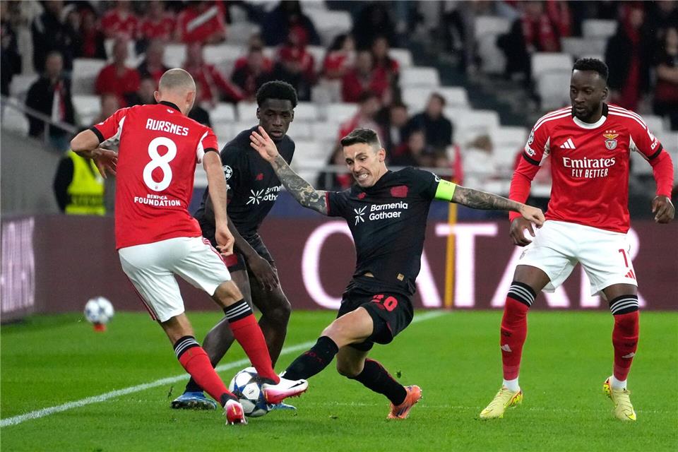Alejandro Grimaldo (Mitte) lieferte sich ein umkämpftes Duell mit seinem Ex-Club Benfica. Ana Brigida/AP/dpa