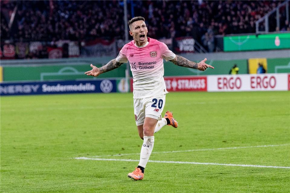 Alejandro Grimaldo gehört bei Bayer Leverkusen derzeit zu den Leistungsträgern. (Archivbild) David Inderlied/dpa