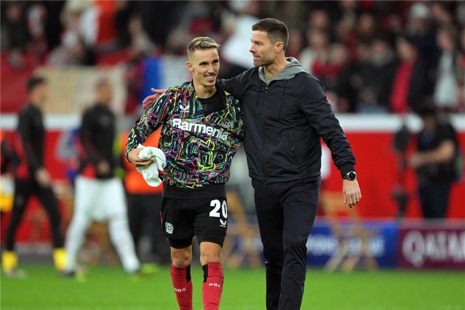 Alejandro Grimaldo (l.) mit seinem Ex-Trainer und Landsmann Xabi Alonso. (Archivbild) Federico Gambarini/dpa