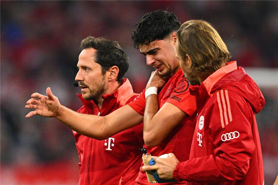 Schlüsselbeinbruch: Pavlovic droht langes Aus Aleksandar Pavlovic erleidet im Spiel gegen Stuttgart einen Schlüsselbeinbruch.Tom Weller/dpa
