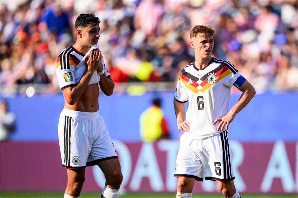 Aleksandar Pavlovic (l) und Joshua Kimmich nach dem WM-Aus: Auf Bayern-Spieler wird auch Jürgen Klopp beim Neuaufbau setzen. (Archivbild)Tom Weller/dpa