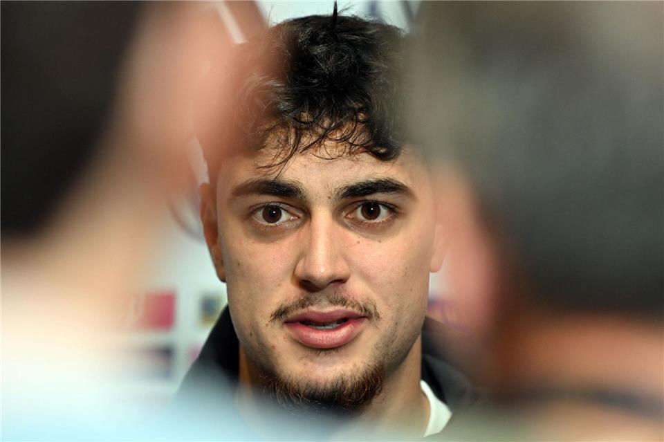 Bayerns Pavlovic und seine Zwangspausen: „Es nervt“ Aleksandar Pavlovic und die Fragen zu seinen Zwangspausen: „Es nervt.“Federico Gambarini/dpa