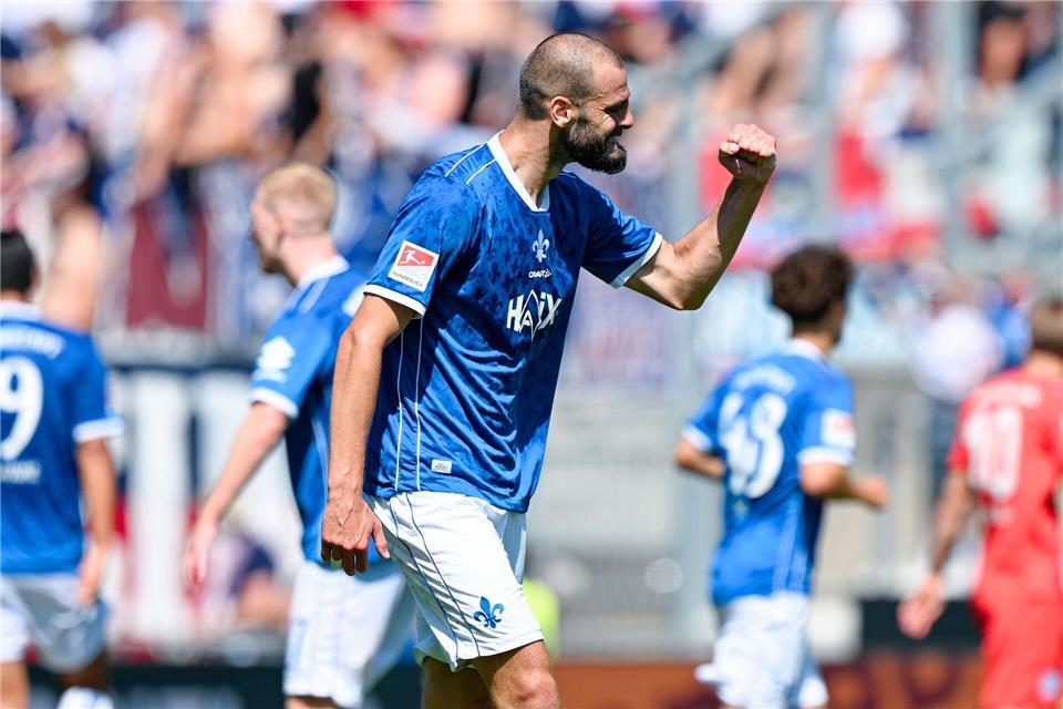Aleksandar Vukotic bejubelt sein Tor zum 2:2-Endstand gegen Kiel. Uwe Anspach/dpa